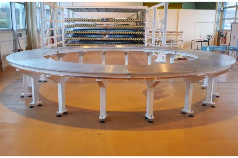 Table de montage industrielle, un outillage sur mesure alliant mécano-soudure et usinage de grande dimension.